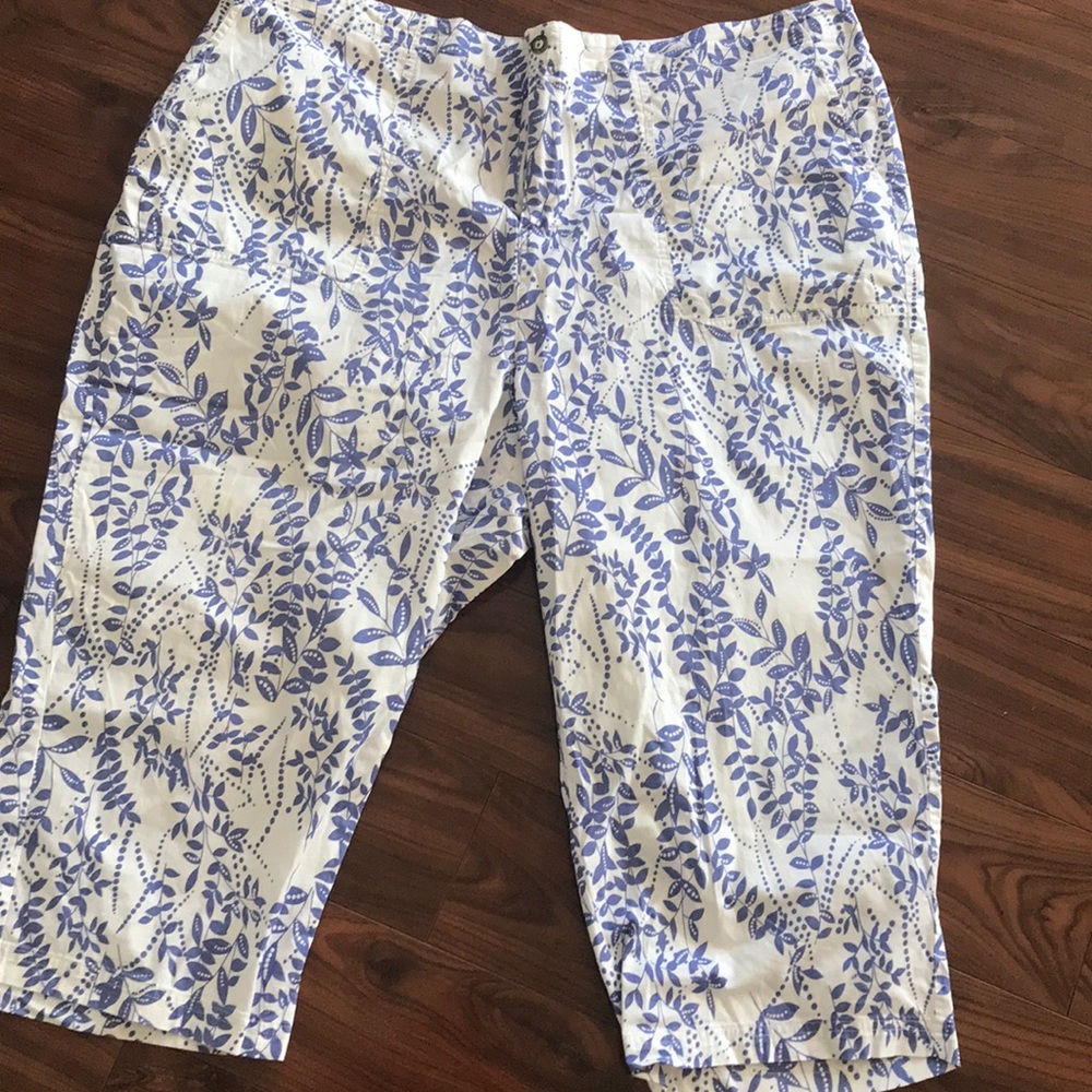 💜Prettiest Lilac Print Capris💜